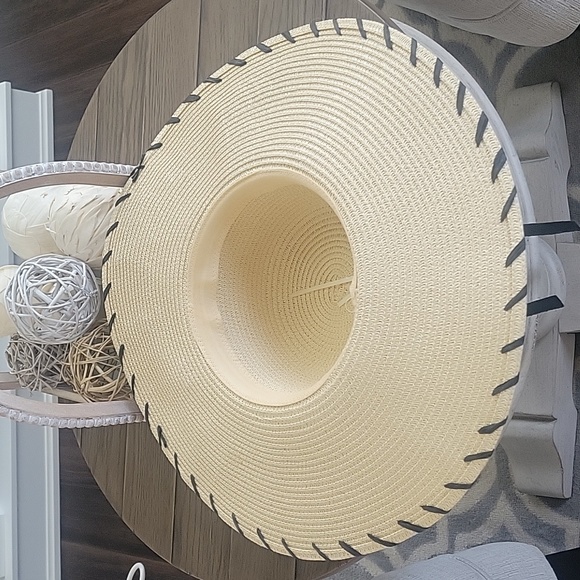 Resting Beach Face Beach Hat - Picture 4 of 4